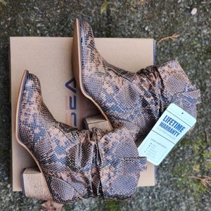 Woman's casual boots SIZE 8.5